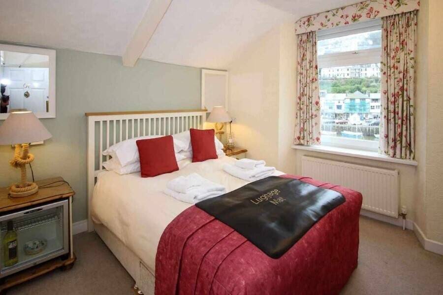 An Impressive 9-bedroom Hotel, Located by the Water’s Edge For Sale Photo 5
