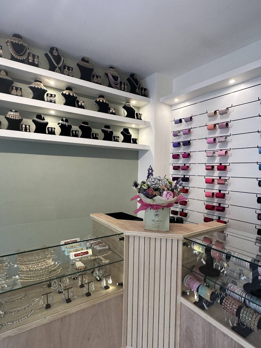 Fully Fitted Retail Unit – Bedford Town Centre – Fit-Out For Sale – New Lease Available - Perfect For Jewellery/Clothing/High Value  Photo 4