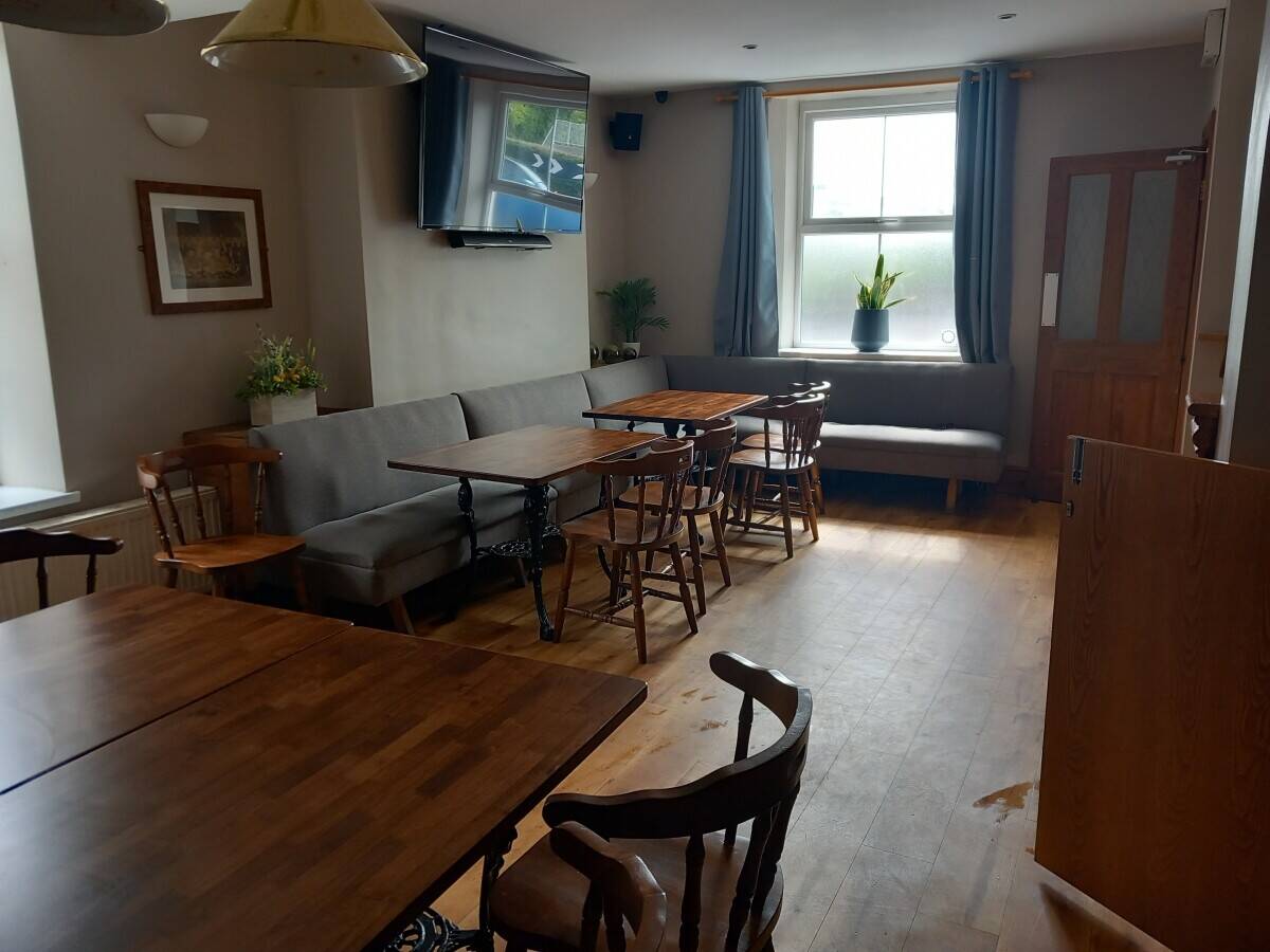 RHYMNEY VALLEY SOUTH WALES - WELL APPOINTED AND MUTUALLY SUCCESSFUL TRADITIONAL VILLAGE PUB