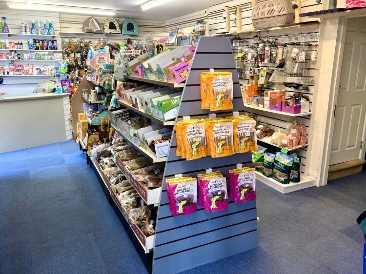 PET SUPPLIES & HAIR SALON (Operated by self-employed stylists)