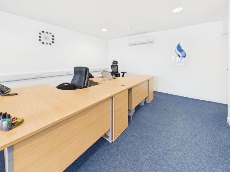 Bright, modern office space in prime Elgin location Photo 5