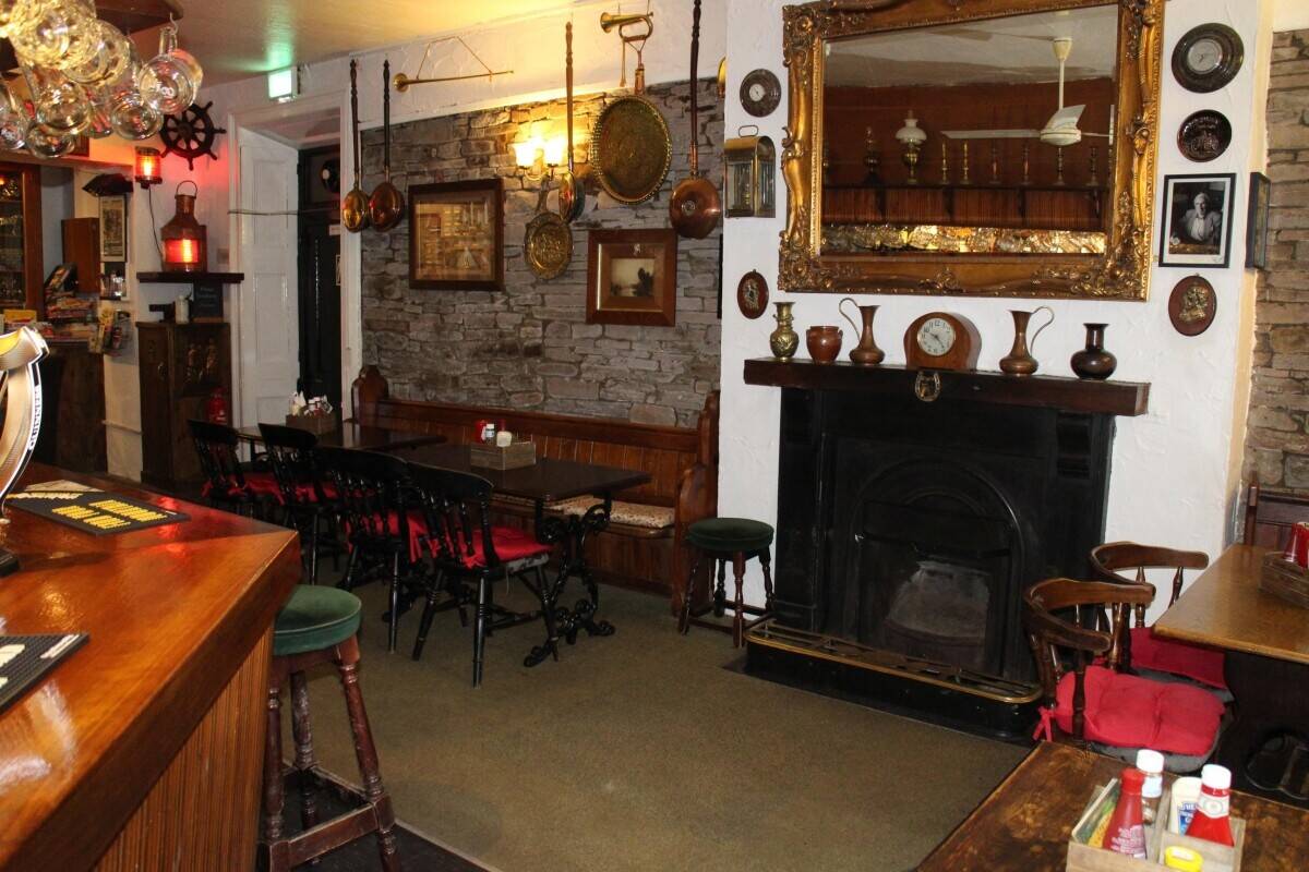 BRECON BEACONS - USK VALLEY CANALSIDE PUB WITH EXCELLENT ACCOMMODATION