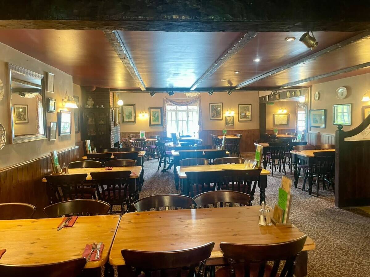 NORFOLK - FOOD-LED COUNTRY PUB WITH LARGE CAR PARK AND THREE LETTING ROOMS