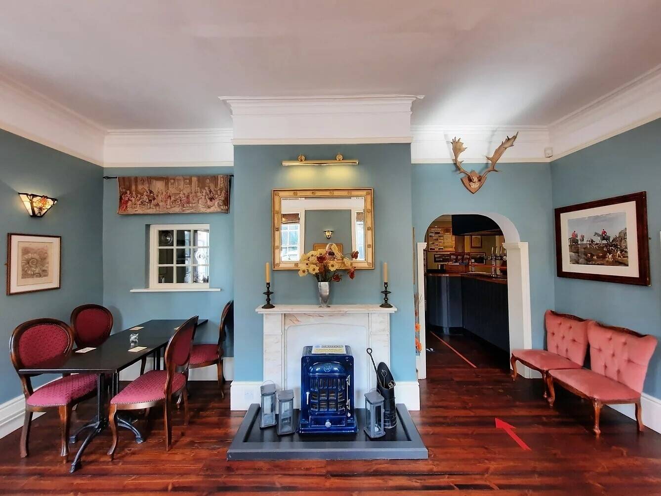 WILTSHIRE - PRESTIGIOUS VILLAGE FREEHOUSE WITH LETTING ACCOMMODATION Photo 5