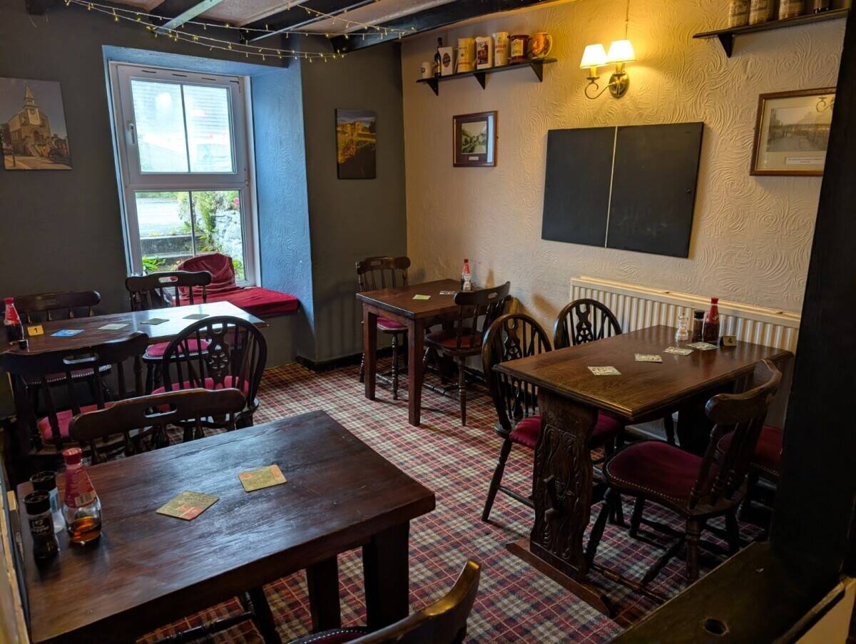 CARMARTHENSHIRE - TRADITIONAL VILLAGE PUB WITH ADDITIONAL ONE BEDROOM COTTAGE