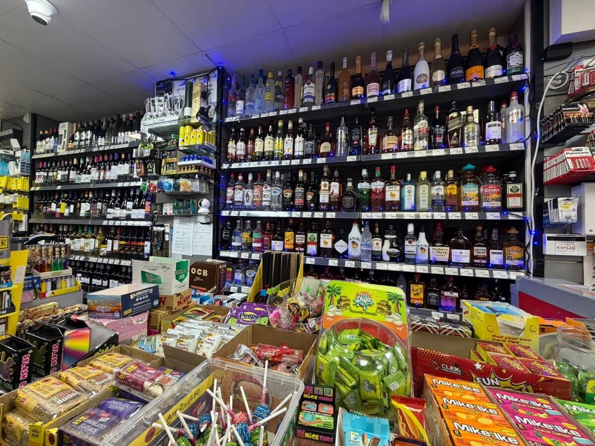 OFF LICENCE LEASE FOR SALE IN PRIME LOCATION IN CANARY WHARF WITH HIGH POTENTIAL TO INCREASE SALE.