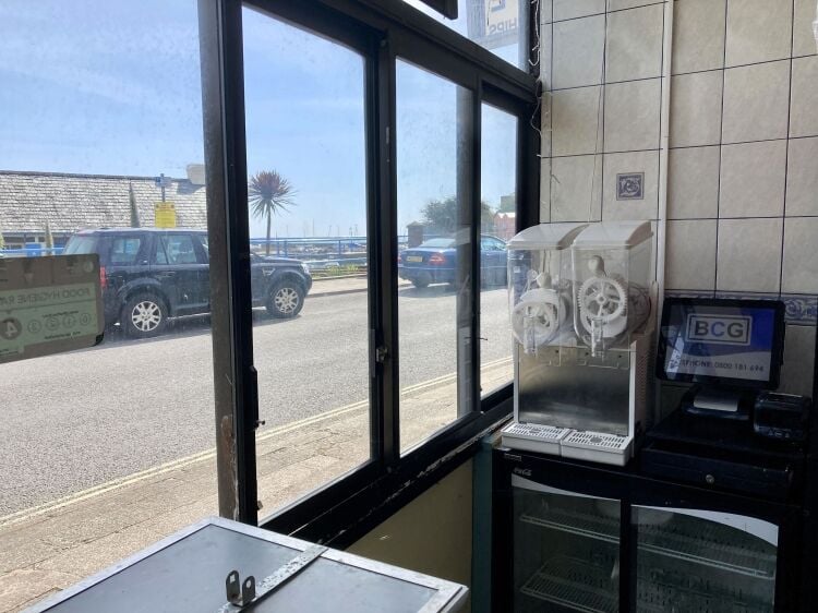 FISH & CHIP TAKEAWAY/RESTAURANT/CAFÉ & ICE CREAM PARLOUR with ALCOHOL LICENCE Photo 5