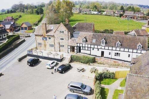 SHROPSHIRE - MAIN ROAD COUNTRY INN WITH LETTING ROOMS
