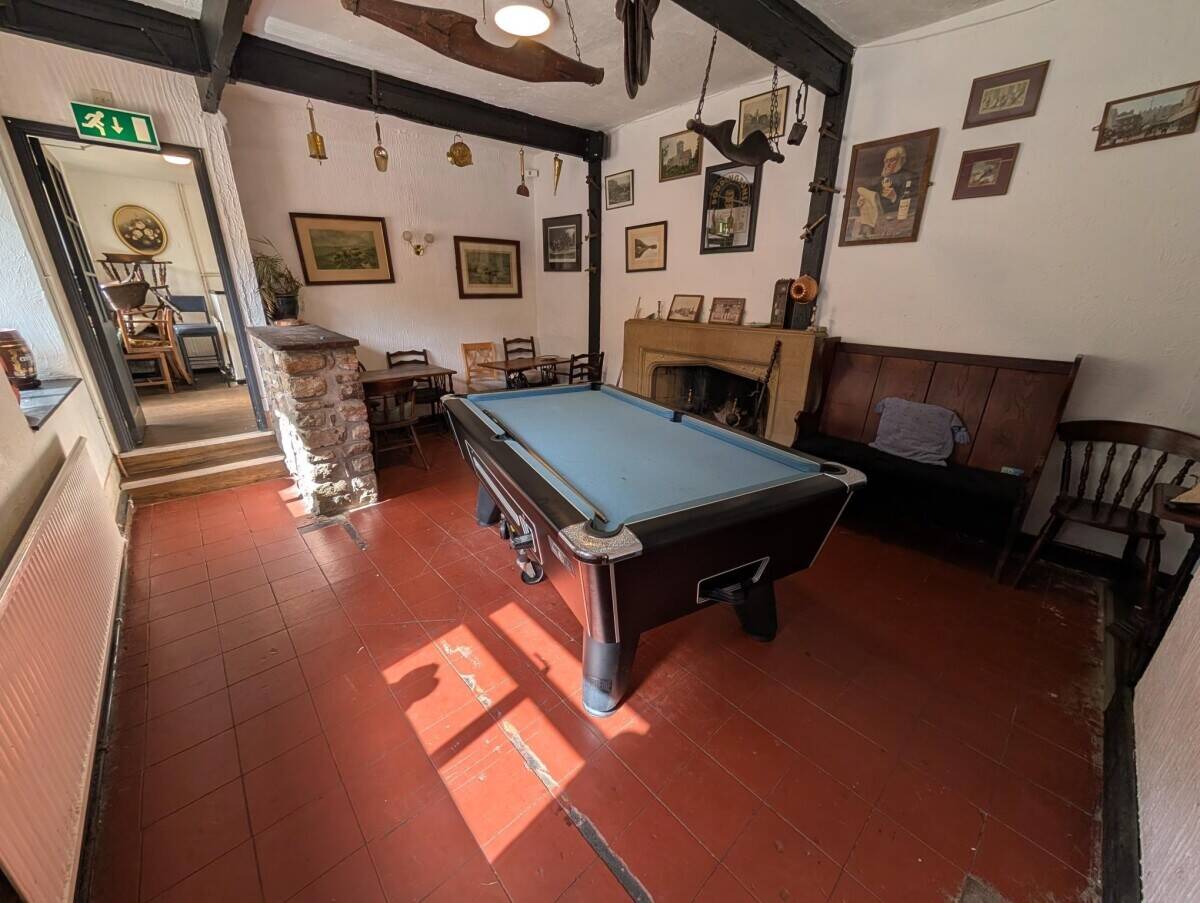 MONMOUTHSHIRE (NEAR CHEPSTOW) - CHARACTER VILLAGE FREEHOUSE Photo 5