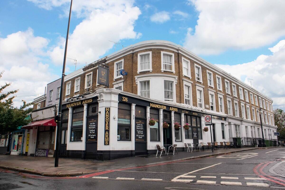 LONDON - PROMINENT FREEHOLD PUB BY MAJOR STADIUM AND STATION Photo 5