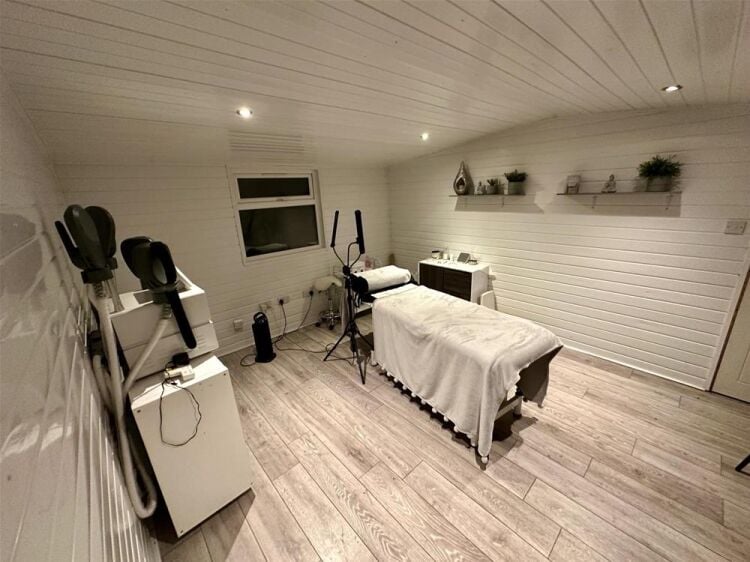 LEASEHOLD
HAIR & BEAUTY SALON
SELF CONTAINED 2 BED FLAT ABOVE COVERS MOST OF RENT Photo 5
