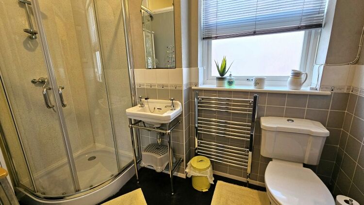 Retirement Sale of 11 Bedroom Home & Income B&B Well Located Between Shopping Thoroughfare and Pier Photo 5