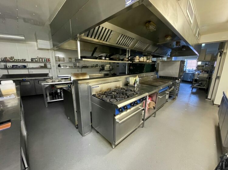 Traditional Italian Restaurant/Pizzeria & Staff and Owners Accommodation