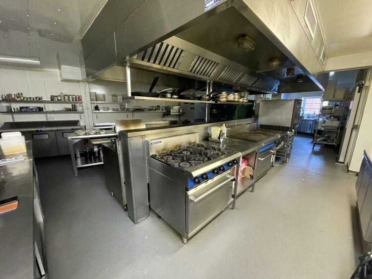 Traditional Italian Restaurant/Pizzeria & Staff and Owners Accommodation Photo 5