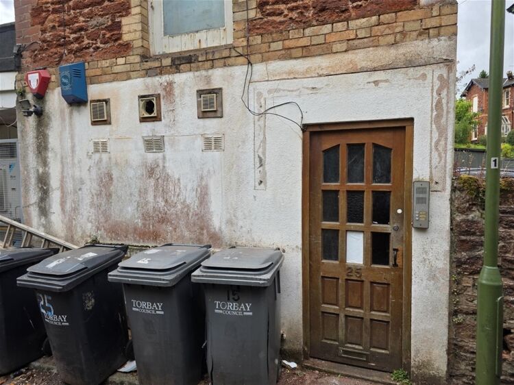 Auction Lot: 3 x Flats for sale in Torquay For Sale in Torquay Photo 5