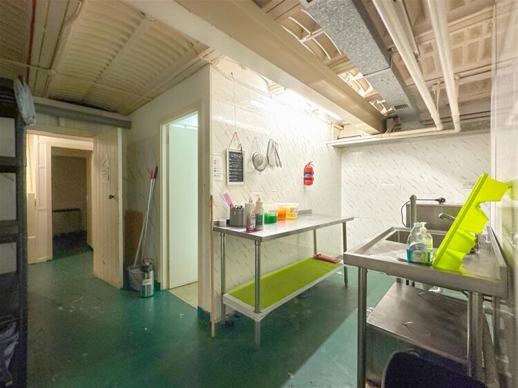 Vacant Retail Unit Photo 5