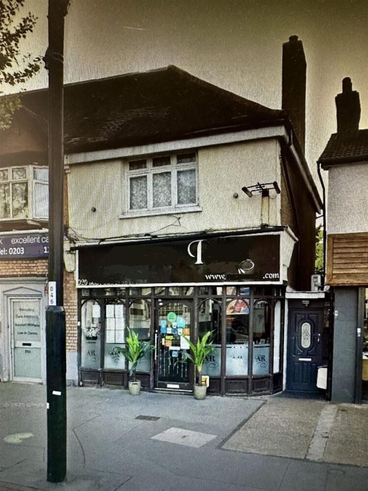 LEASEHOLD LIC. INDIAN RESTAURANT
SELF CONTAINED 2 BED FLAT ABOVE