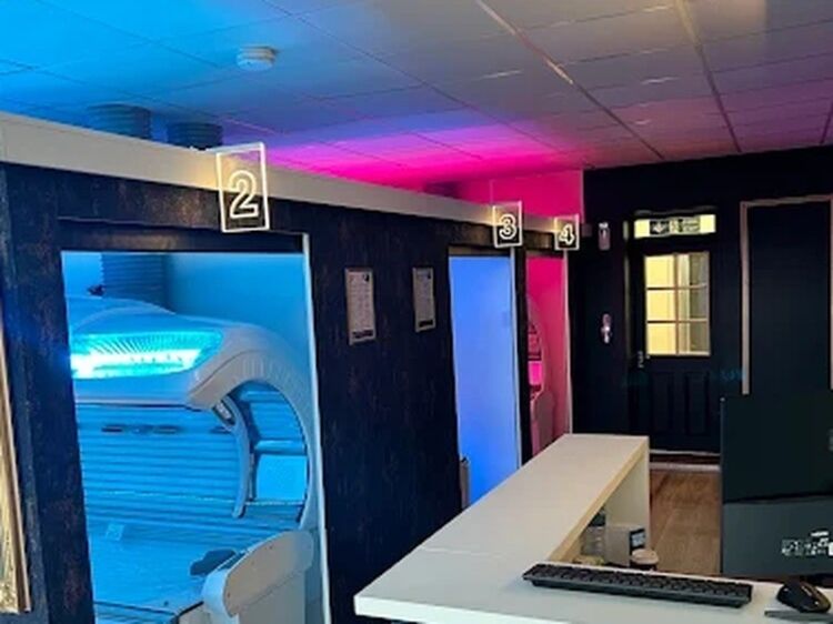 Modern Tanning Salon (with additional treatment rooms) Photo 5