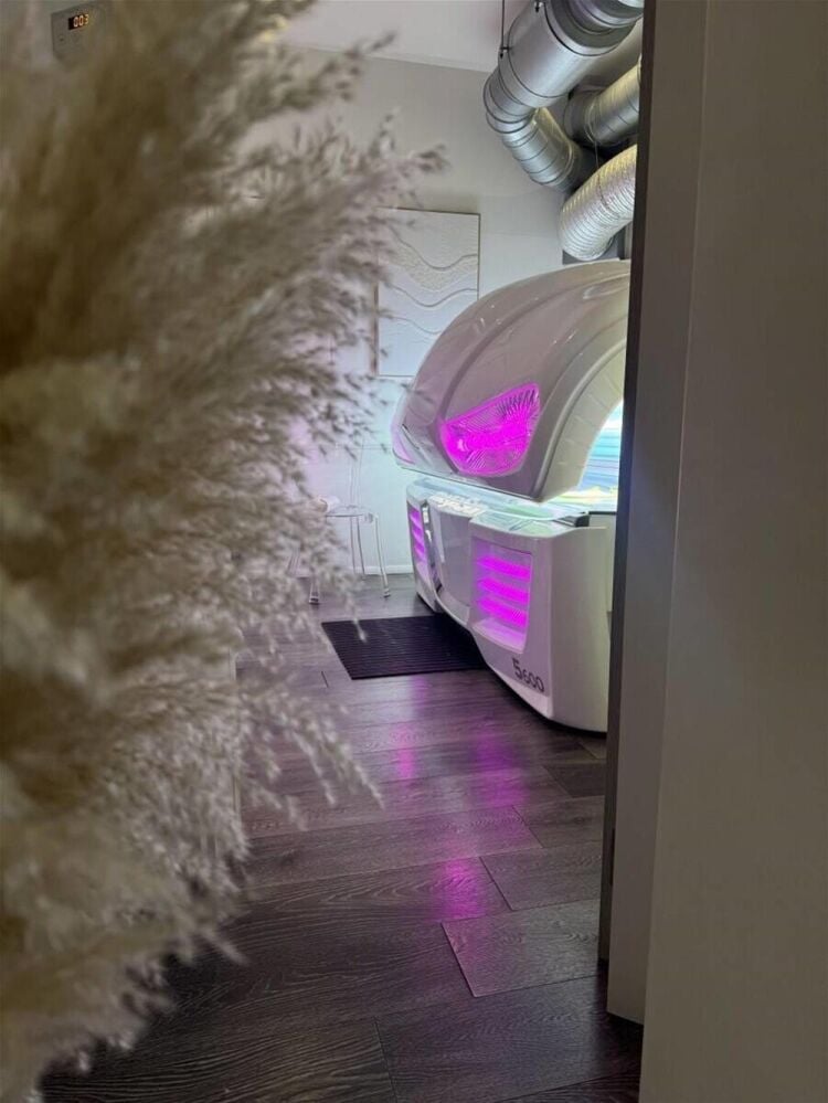 LEASEHOLD SUNBED TANNING SALON
