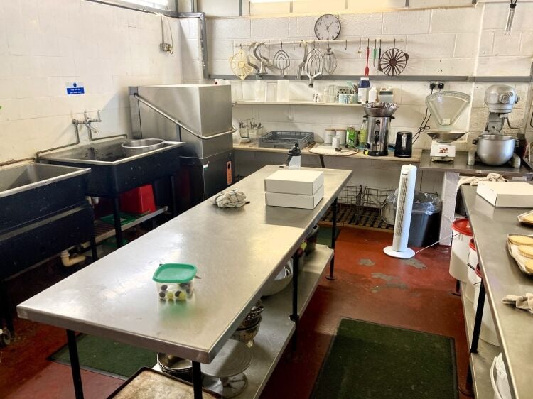 NICHE WHOLESALE FOOD MANUFACTURING & DISTRIBUTION - CAKES, TRAY BAKES, SWEET PIES, & CHILLED DESSERTS