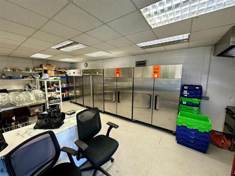 LEASEHOLD OUTSIDE CATERING BUSINESS
OPERATING FROM A FULLY EQUIPPED DARK KITCHEN UNIT