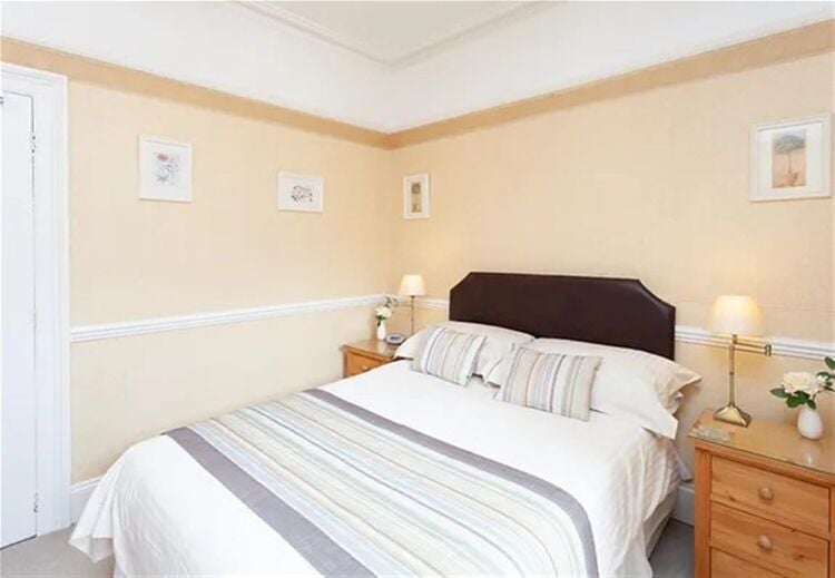 Charming Highly Rated 6-Bed Guest House in Torquay For Sale in Torquay Photo 5