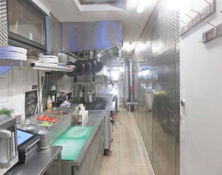 Spacious 60-cover licensed restaurant and takeaway, Hornchurch Photo 5