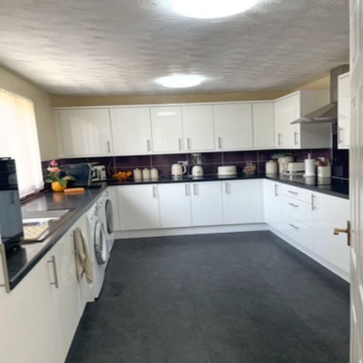 Freehold fish & shop with superior 4 bedroom family home, operating 18 hours weekly, in lovely historic Suffolk town. Photo 5