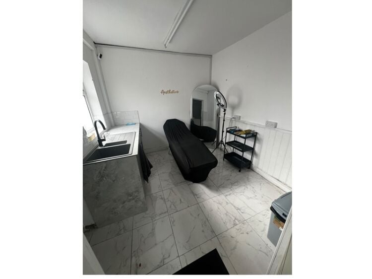 STYLISH & ESTABLISHED BEAUTY STUDIO IN SALFORD