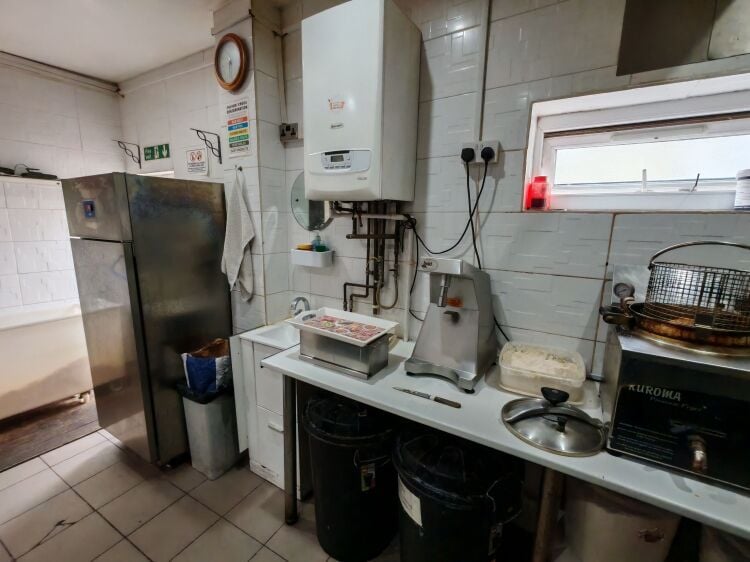 Fish & Chip and Kebab Takeaway with Accommodation – Bilston, West Midlands Photo 5