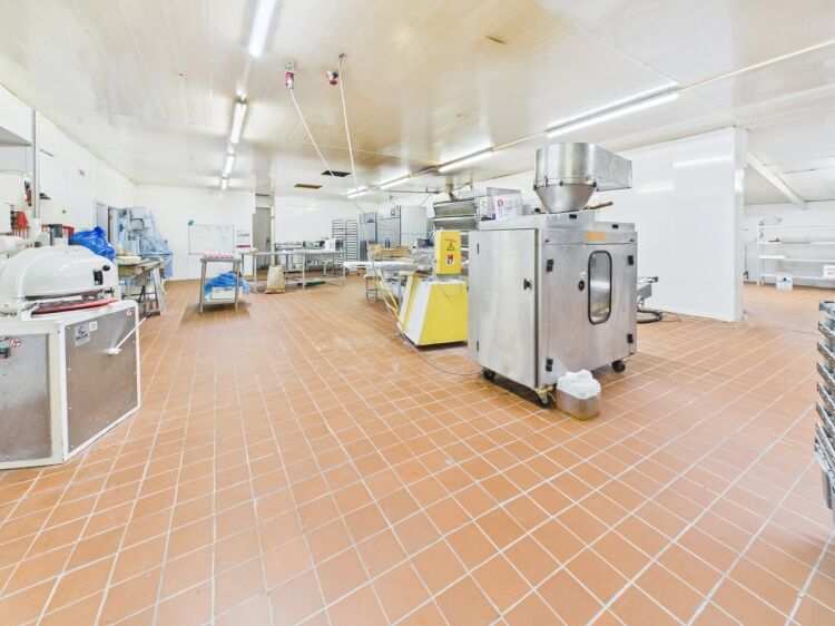 Established Freehold Bakery With Extensive Premises In Torrance Photo 5