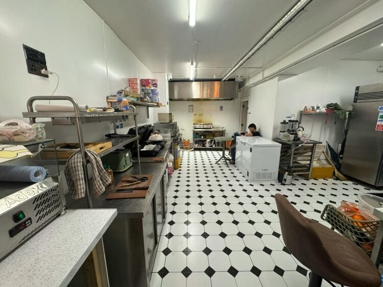 Spacious Well Equipped Town Centre Café/Bakery – Outside Seating