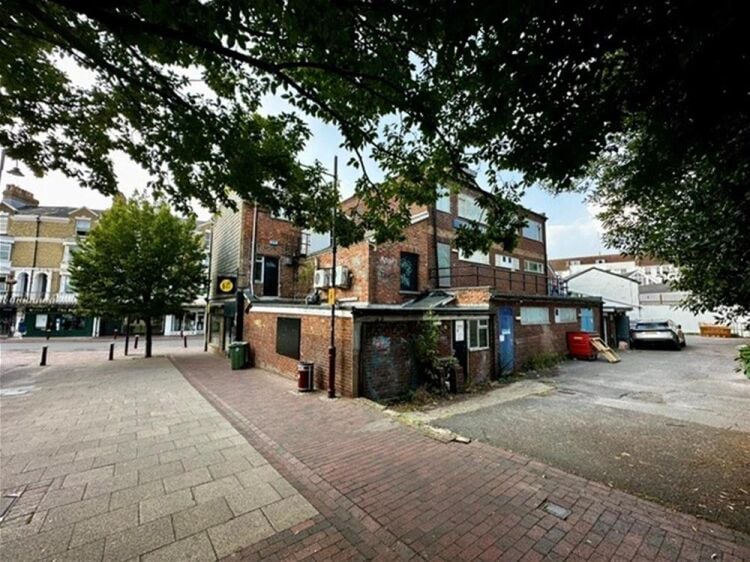 LEASEHOLD CAFE/RESTAURANT SITE
VACANT UNIT WITH EXTRACTION IN PLACE Photo 5