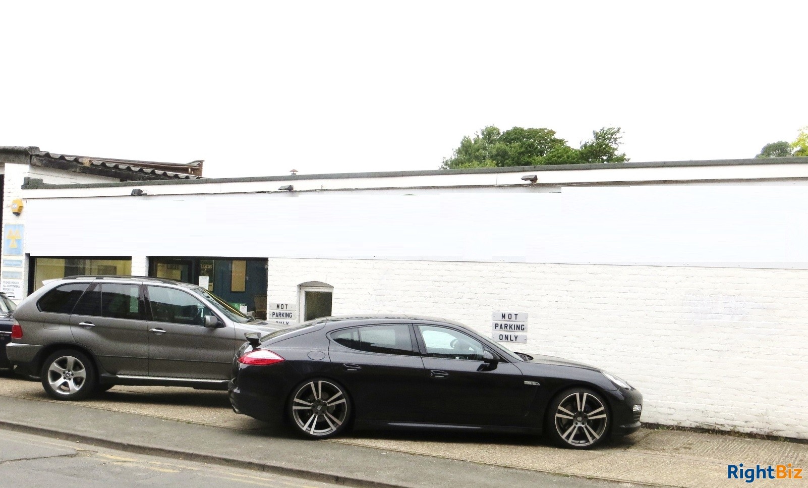 Significant Town Centre Garage—Buckinghamshire Photo 6