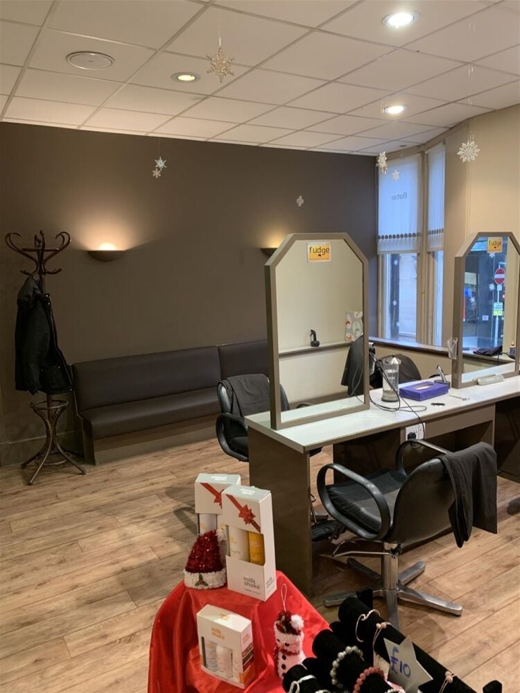 STYLISH UNISEX HAIR & BEAUTY SALON IN FALKIRK TOWN CENTRE Photo 6