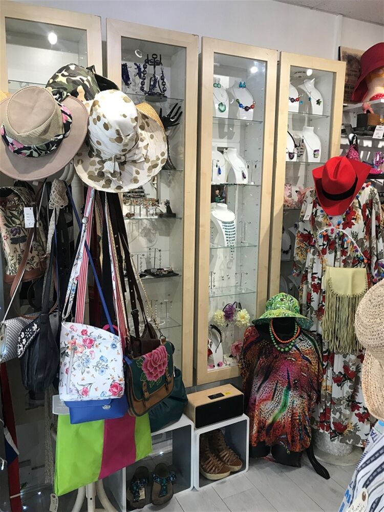 TOWN CENTRE LADIES DESIGNER FASHIONS & ACCESSORIES EMPORIUM IN NORTH CORNWALL Photo 6