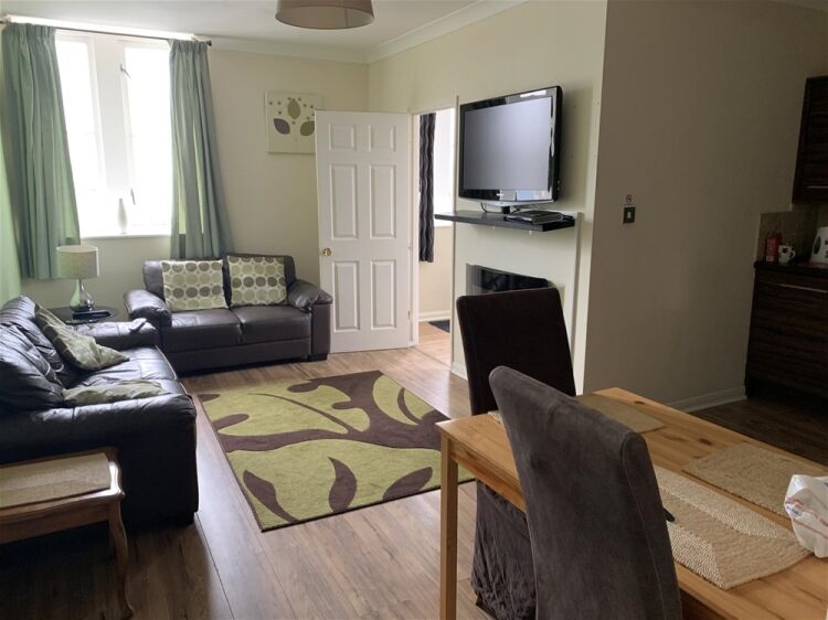 FREEHOLD B&B OR SELF CATERING APARTMENTS WITH LICENSED BAR & RESTAURANT IN PEMBROKE DOCK