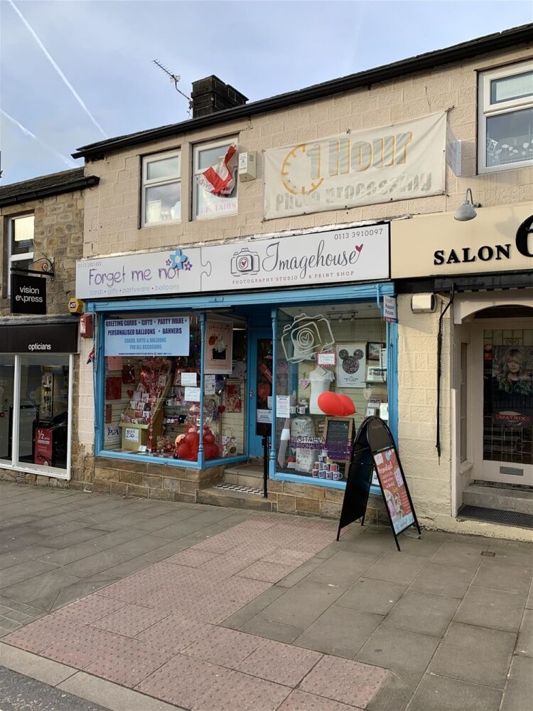 TOWN CENTRE RETAIL GIFTS/CARDS & BALLOONS WITH IN-HOUSE PHOTO PRINTING STUDIO NEAR LEEDS
