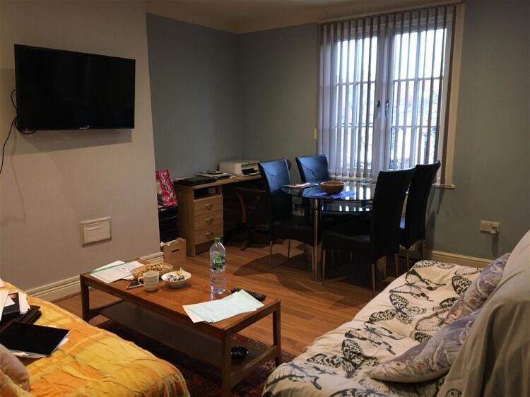 FREEHOLD OR LEASEHOLD GENTS HAIR SALON WITH PRIVATE APARTMENT IN REIGATE