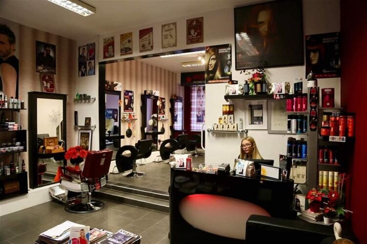 STYLISH UNISEX HAIR SALON WITH PRIVATE APARTMENT IN ST HELENS