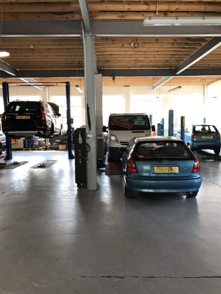 MOT TESTING & REPAIRS CENTRE IN SHEFFIELD SUBURB
