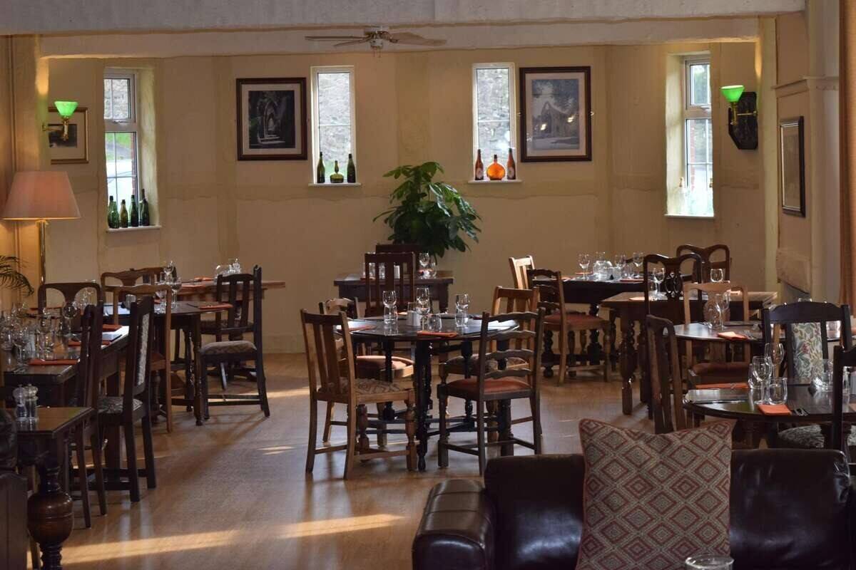 MONMOUTHSHIRE - RIVERSIDE VILLAGE HOTEL, EXCEPTIONAL INN OF ARCHITECTURAL APPEAL Photo 6