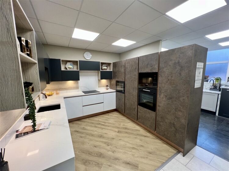 Retail For Sale in Leeds Photo 6