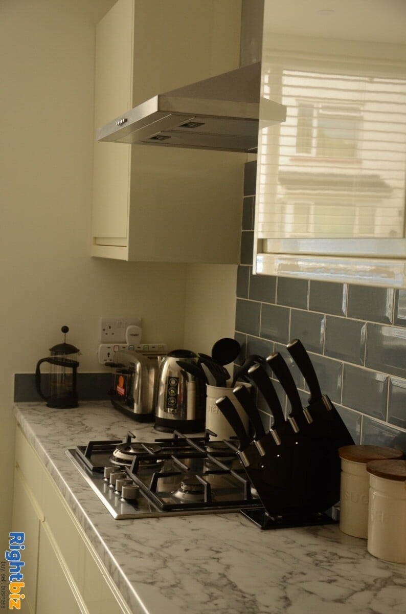 Freehold Established Serviced Accommodation Airbnb Superhost Property Photo 6