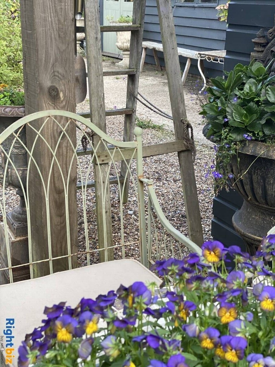 Popular coffee shop/restaurant to rent