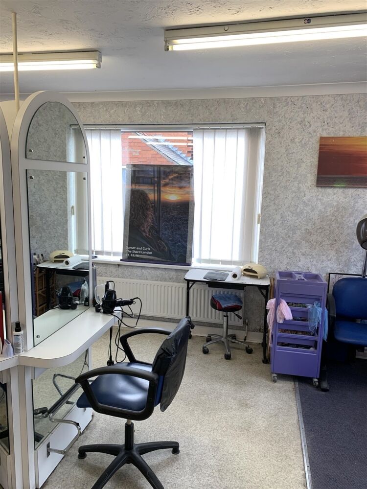 FREEHOLD UNISEX HAIR SALON in prosperous commuter village suburb LINCOLN Photo 6