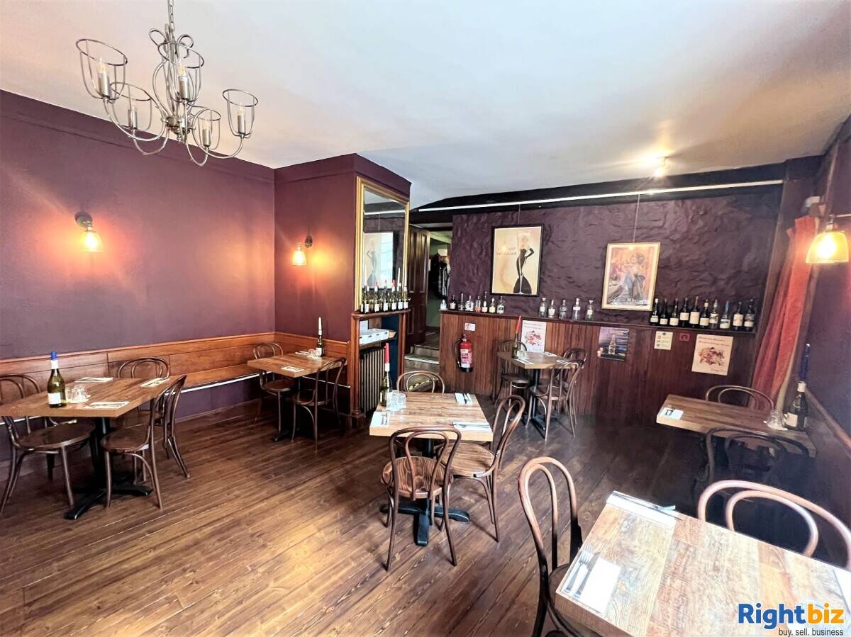 Superb Village Pub and spacious owners flat in the ever popular East Neuk of Fife. (ref 1455) Photo 6