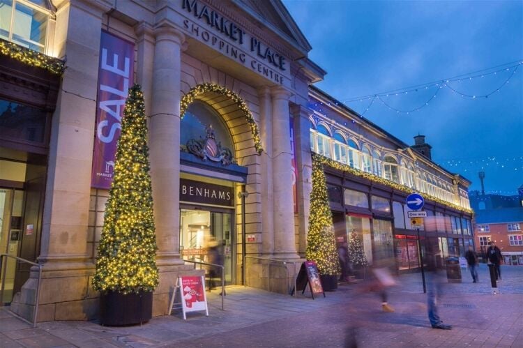 A SPECIALIST IN DESIGNING AND INSTALLING CHRISTMAS LIGHTING DISPLAYS