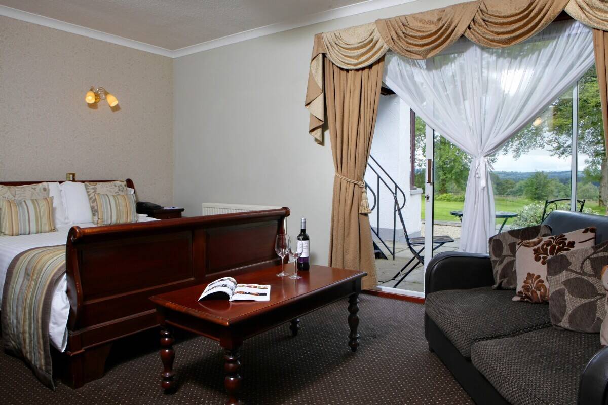 Strategically located, highly profitable 29-bedroom country house hotel Photo 5