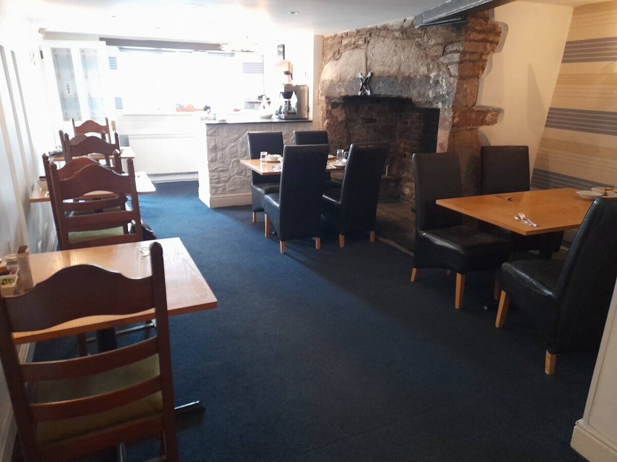 MONMOUTH TOWN CENTRE - HISTORIC PUBLIC HOUSE WITH SIX LETTING ROOMS